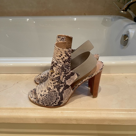 Stuart Weitzman snake print sandals. Nice! - Picture 1 of 8